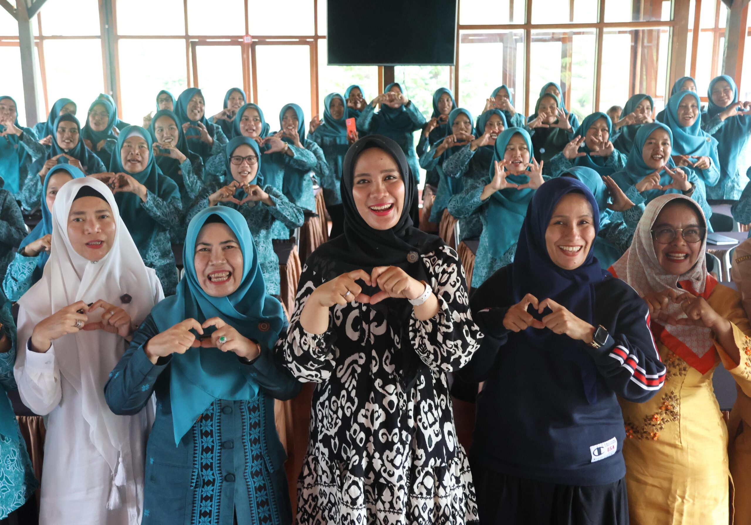 Berita Sore/Birong RT Teks poto: Ketua TP PKK Kab.Tapanuli Selatan, Ny Rosalina Dolly Pasaribu saat menjadi narasumber di acara orientasi TP PKK Desa di Syakirah The View and Resto, Desa Aek Sabaon, Kecamatan Marancar, Senin (4/12).