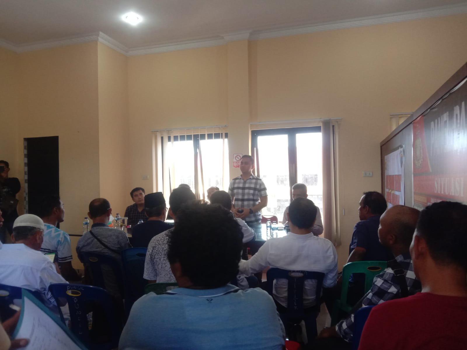 Kasat Reskrim Polres Batu Bara AKP Irpan Mochammad Nur Alireza S.I.K., CPHR., CBA didampingi KBO IPTU A Sitoru, Kanit Ekonomi IPDA Rener, Kanit Tipidter IPDA Doni Irawan SH.,M.H dan Kasihumas Polres Batu Bara IPTU A Sagala gelar temu ramah dengan Wartawan Elektronik, Online dan Media cetak di Aula Reskrim Polres Batu Bara sambil makan siang bersama (5/12/2023). beritasore/alirsyah
