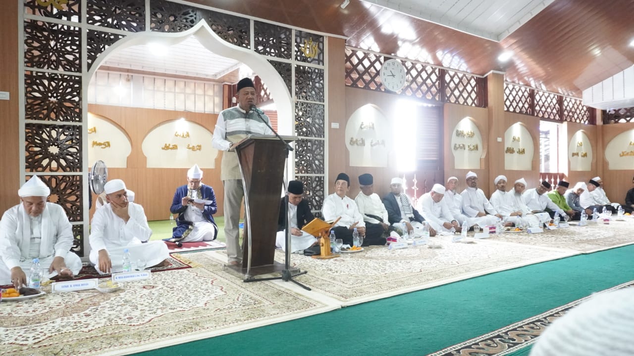 Teks Foto/Beritasore/ist  Plt Bupati Langkat H. Syah Afandin, SH menghadiri Haul ke-100/1 Abad Tuan Guru Babussalam Syeikh Abdul Wahab Rokan,  di Besilam Kecamatan Padang Tualang, Selasa (05 /12/2023).