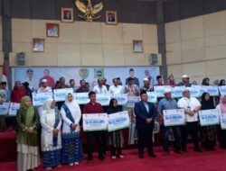 Bupati Tapsel Serahkan Santunan Kepada 67 Ahli Waris Kelompok BKMT dan Keagamaan