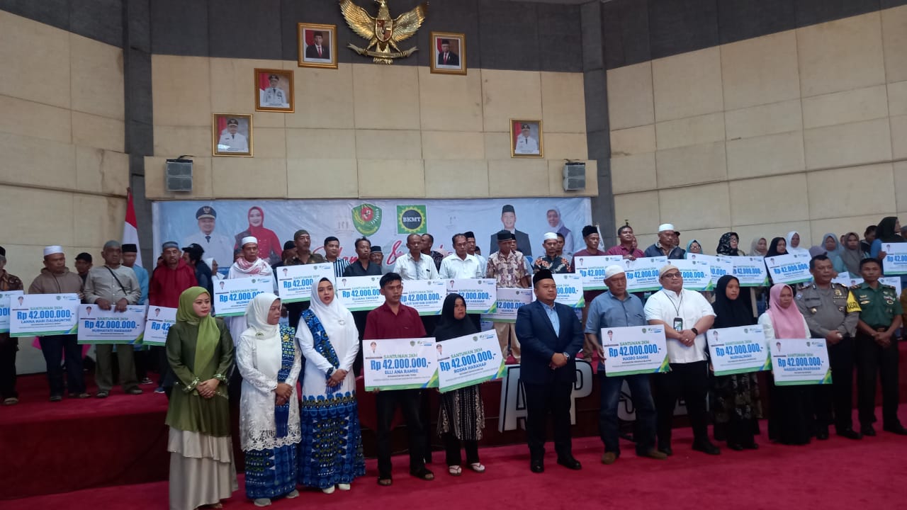 Berita Sore/Birong RT Teks poto: Bupati Tapanuli Selatan, Dolly Pasaribu menyerahkan santunan kepada 67 ahli waris kelompok (Badan Kontak Majelis Taklim (BKMT) dan kelompok keagamaan di Gedung Serba Guna, Sipirok, Senin (4/12).