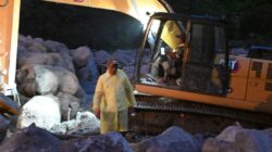 BUPATI Humbahas, Dosmar Banjarnahor monitor pencarian korban longsor di Desa Simangulampe.Ist