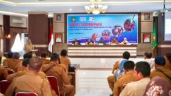 Teks Foto/Beritasore/ist   Plt Bupati Langkat H.Syah Afandin SH membuka rapat koordinasi percepatan penghapusan kemiskinan ekstrim, di Kantor Bupati Langkat Senin (4/12/2023).