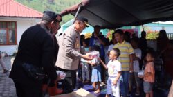 KAPOLRES Humbahas memberikan bansos Kapoldasu berupa makanan siap saji kepada korban longsor di Baktiraja.Ist