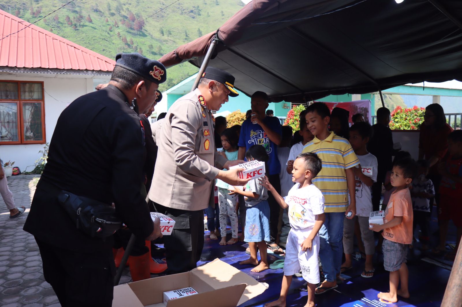 KAPOLRES Humbahas memberikan bansos Kapoldasu berupa makanan siap saji kepada korban longsor di Baktiraja.Ist