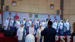 Berita Sore/Birong RT Teks poto: Bupati Tapanuli Selatan, Dolly Pasaribu saat mengukuhkan pengurus Badan Kontak Majelis Taklim (BKMT) Tapsel masa bhakti 2021-2026 di Gedung Serba Guna, Sipirok,(4/12).