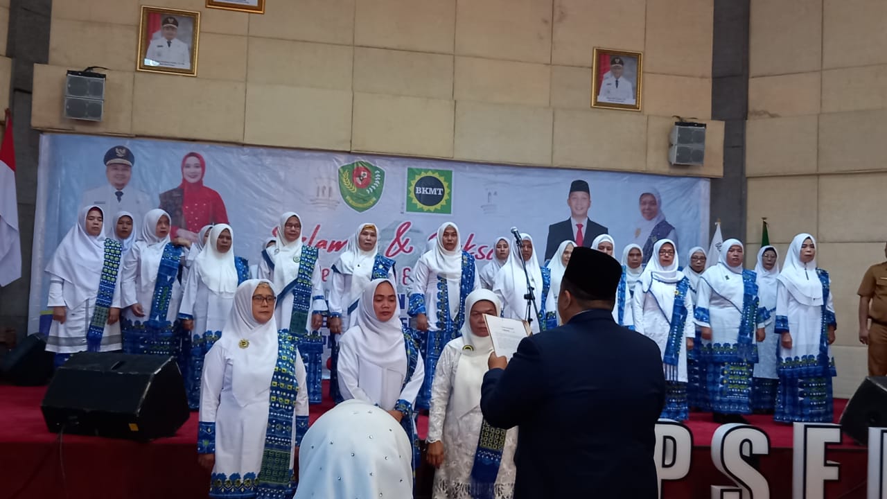 Berita Sore/Birong RT Teks poto: Bupati Tapanuli Selatan, Dolly Pasaribu saat mengukuhkan pengurus Badan Kontak Majelis Taklim (BKMT) Tapsel masa bhakti 2021-2026 di Gedung Serba Guna, Sipirok,(4/12).
