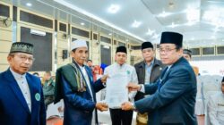 Teks fhoto: Sekretaris Umum MUI Provinsi Sumatera Utara Prof. Dr.H.Asmuni resmi melantik H.M.Hidayat, LC.MA Ketua MUI Kabupaten Batu Bara masa Khidmat 2023-2028 di Pendopo Perjuangan Desa Empat Negeri Kecamatan Datuk Lima Puluh Selasa (05/12/2023).beritasore/alirsyah