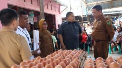 Berita Sore/Birong RT Teks poto: Bupati Tapsel, Dolly Pasaribu saat meninjau gerakan pangan murah di Kec.Tano Tombangan Angkola, Selasa ( 5/12).