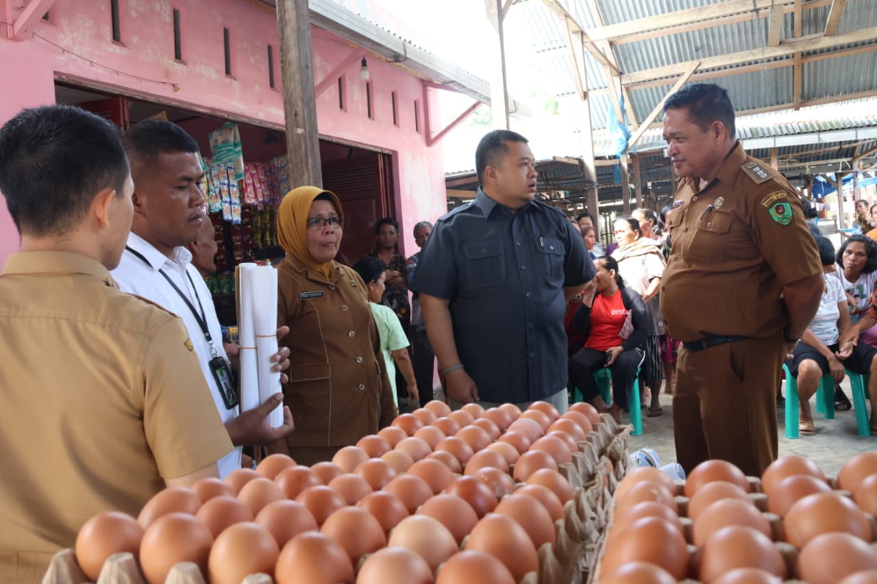 Berita Sore/Birong RT Teks poto: Bupati Tapsel, Dolly Pasaribu saat meninjau gerakan pangan murah di Kec.Tano Tombangan Angkola, Selasa ( 5/12).