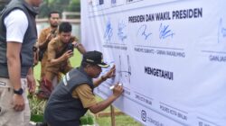 Wali Kota Binjai Drs.H. Amir Hamzah  M.AP menandatangani deklarasi.(Berita sore/ ist)