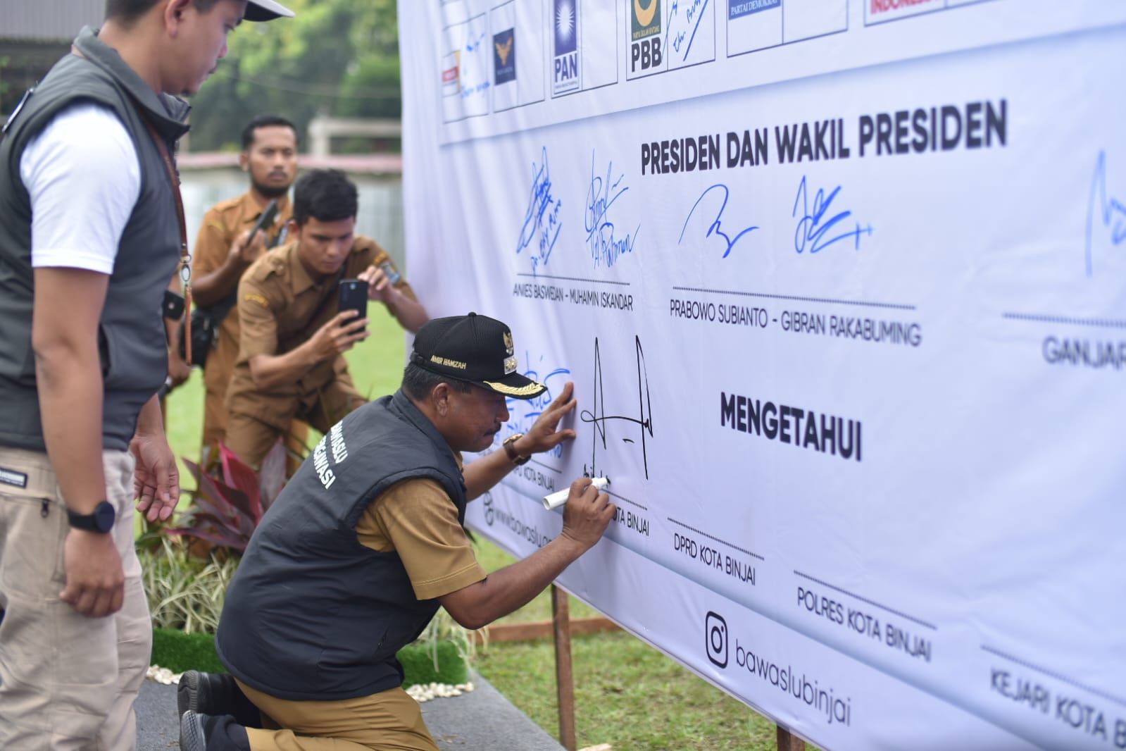Wali Kota Binjai Drs.H. Amir Hamzah  M.AP menandatangani deklarasi.(Berita sore/ ist)