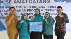 Berita Sore/Birong RT Teks poto: Ketua TP PKK Kab.Tapsel, Ny Rosalina Dolly Pasaribu saat menunjukkan penghargaan atas raihan juara pertama lomba Desa Binaan Kategori PTP2WKSS tingkat Sumut, Selasa (5/12).