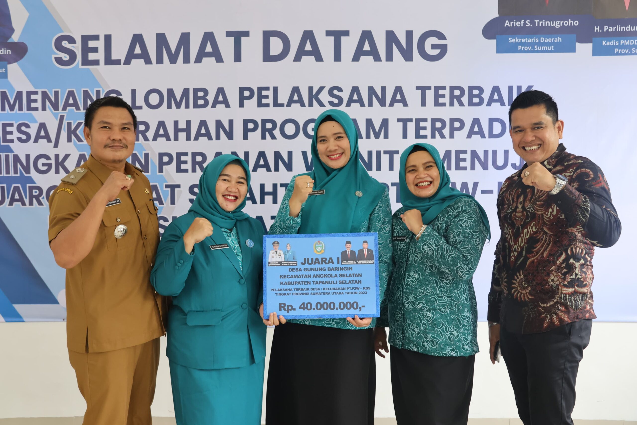 Berita Sore/Birong RT Teks poto: Ketua TP PKK Kab.Tapsel, Ny Rosalina Dolly Pasaribu saat menunjukkan penghargaan atas raihan juara pertama lomba Desa Binaan Kategori PTP2WKSS tingkat Sumut, Selasa (5/12).