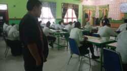 Memantau : Ketua TIM Independen Pansel calon anggota KIP Agara Zulkanedi tengah memantau pelaksanaan ujian tertulis di Aula MAN I Kutacane Komplek pelajar Kute Gumpang Kecamatan Babussalam Rabu pagi (06/12). Berita Sore/Husaini Amin