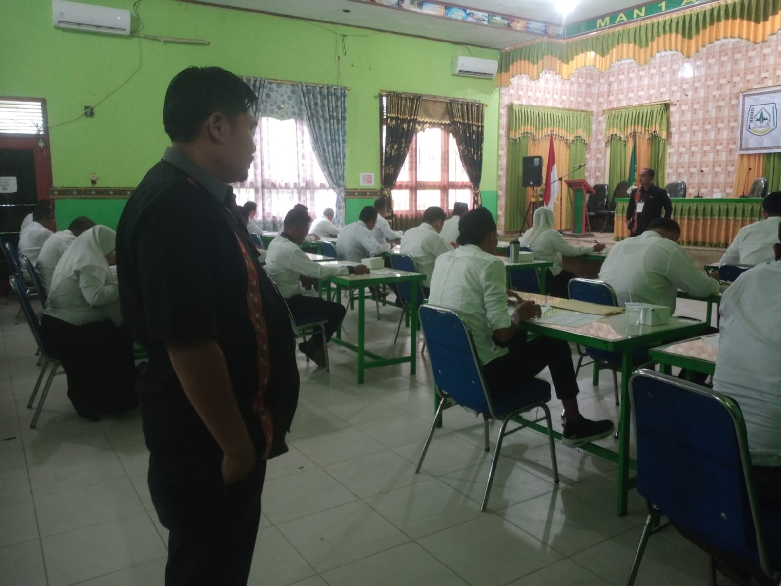 Memantau : Ketua TIM Independen Pansel calon anggota KIP Agara Zulkanedi tengah memantau pelaksanaan ujian tertulis di Aula MAN I Kutacane Komplek pelajar Kute Gumpang Kecamatan Babussalam Rabu pagi (06/12). Berita Sore/Husaini Amin