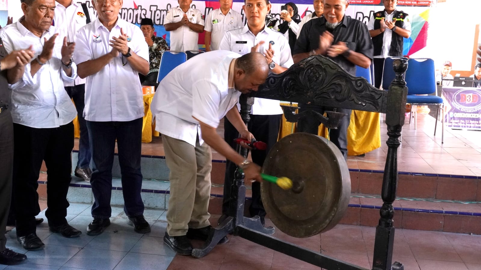 Teks Foto/Beritasore/ist   Plt Bupati Langkat H. Syah Afandin, SH menghadiri Pekan Olahraga Kabupaten (PORKAB) Langkat Tahun 2023, di Margaslima Stabat, Rabu (06/12/2023).