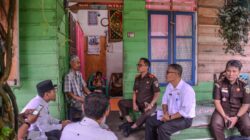 Berita Sore/Birong RT Teks poto: Kajari Padangsidimpuan, Dr. Lambok MJ Sidabutar saat memberikan penyuluhan hukum bagi Masyarakat kurang mampu lewat dor to dor, Rabu (6/12).