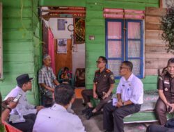 Kajari Padangsidimpuan Dor To Dor Beri Penyuluhan Hukum Bagi Warga Kurang Mampu