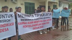 Teks foto:Puluhan orang dari Lembaga Pemerhati KKK dan HAM, Alinasi Pemantau Independent Sumatera Utara (KORPUS API SUMUT)mendatangi Kantor Inspektorat, untuk memeriksa Kepala Desa Suka Jadi Perbaungan, Kabupaten Serdang Bedagai, Sumatera Utara, Kamis, 07-12-2023(Beritasore-Azwen)