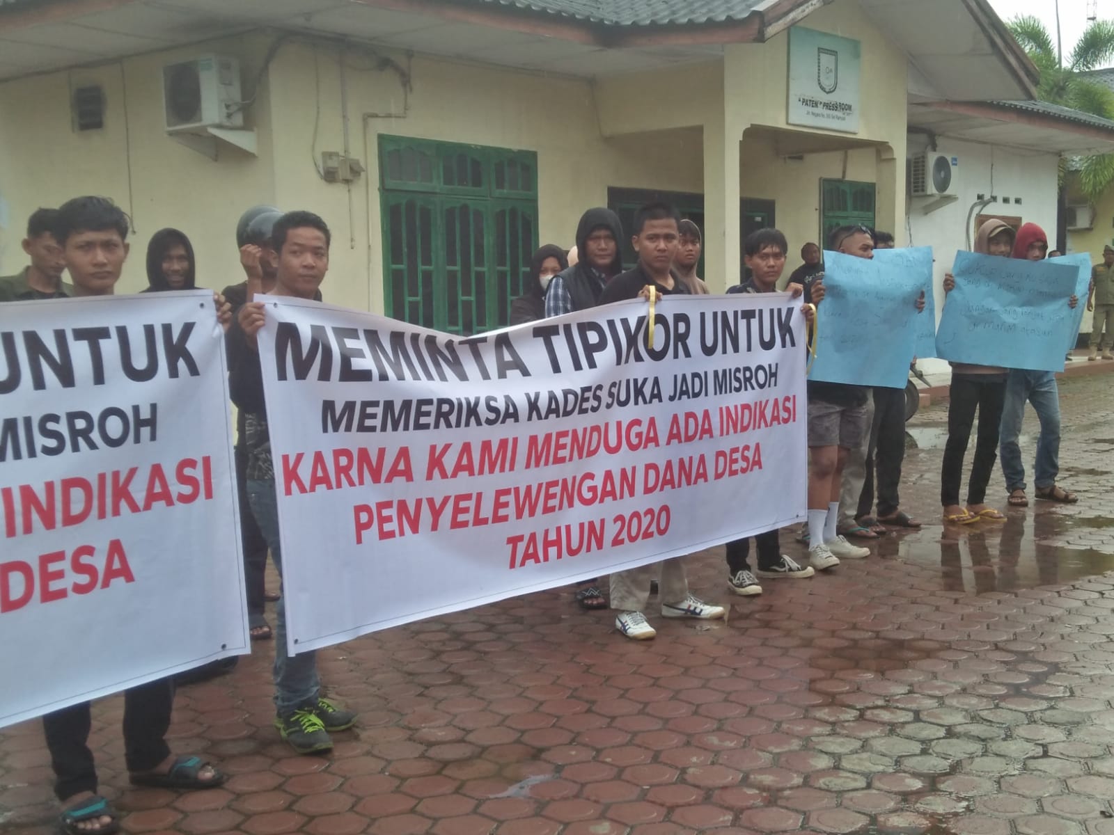 Teks foto:Puluhan orang dari Lembaga Pemerhati KKK dan HAM, Alinasi Pemantau Independent Sumatera Utara (KORPUS API SUMUT)mendatangi Kantor Inspektorat, untuk memeriksa Kepala Desa Suka Jadi Perbaungan, Kabupaten Serdang Bedagai, Sumatera Utara, Kamis, 07-12-2023(Beritasore-Azwen)