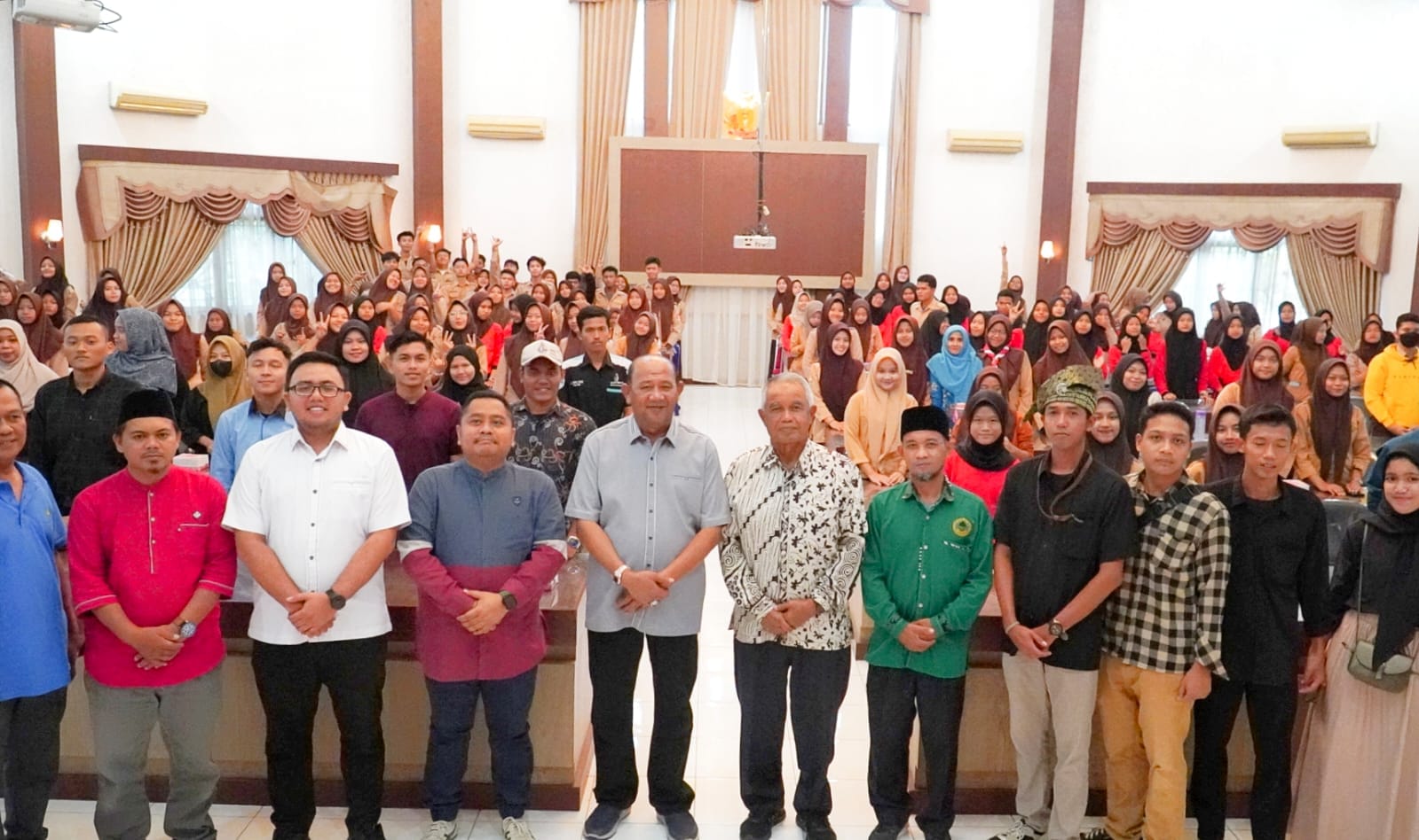 Teks Foto/Beritasore/ist  Plt Bupati Langkat H. Syah Afandin, SH menghadiri Seminar Pendidikan dan Pemaparan Mahasiswa, bertempat di Ruang Pola Kantor Bupati Langkat, Sabtu( 02/12/23).