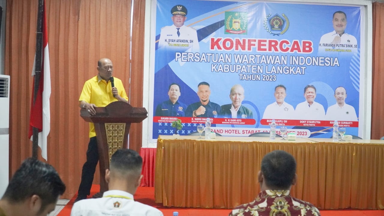 Teks Foto/Beritasore/ist  Plt Bupati Langkat H.Syah Afandin SH saat membuka Konfercab PWI Kabupaten Langkat di Grand Hotel Stabat, Selasa(12/12/2023).