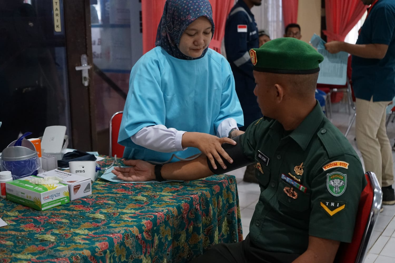 Teks foto : Personel Kodim 0117/Aceh Tamiang saat mendonorkan darah dalam kegiatan bakti sosial Kodim setempat, di Gedung Wisma Jeumpa PT. Pertamina Rantau, Kampung Pertamina, Kecamatan Rantau, Selasa (12/12).