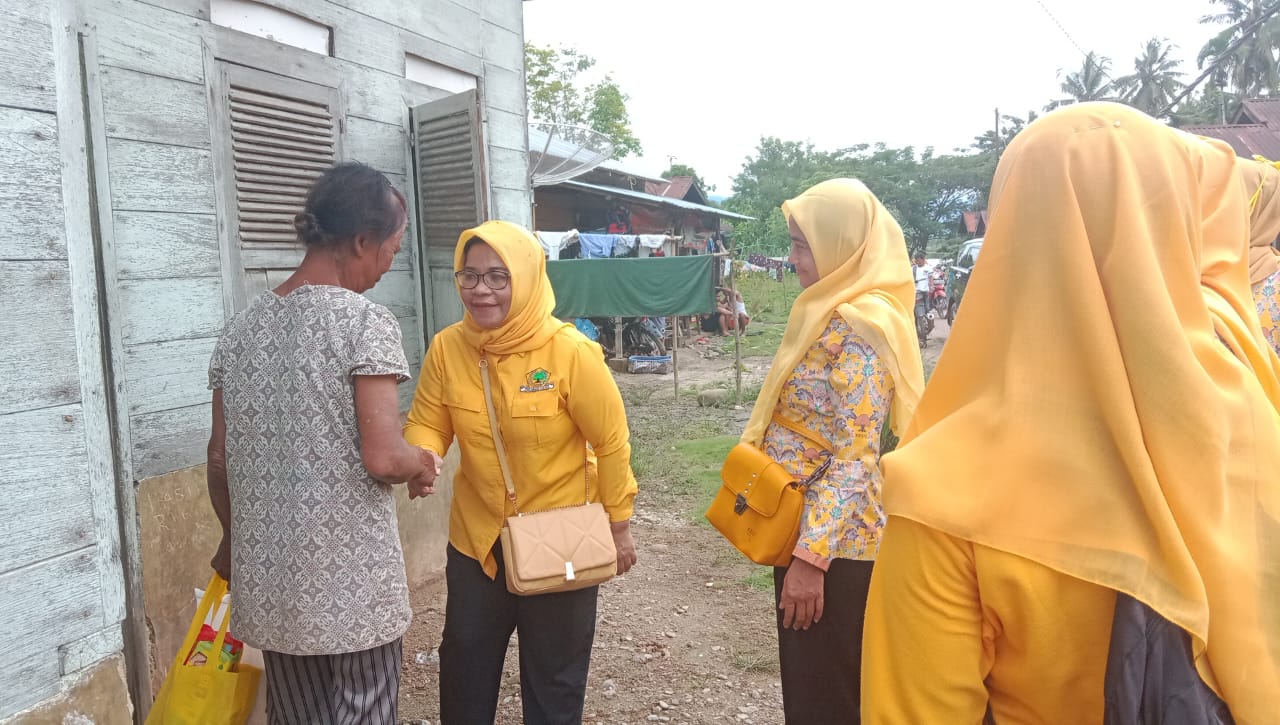 Zubaidah Nasution turun ke sejumlah desa untuk melakukan pemberdayaan kaum perempuan, sering mereka "marpokat" (bermusyawara). beritasore/Ist