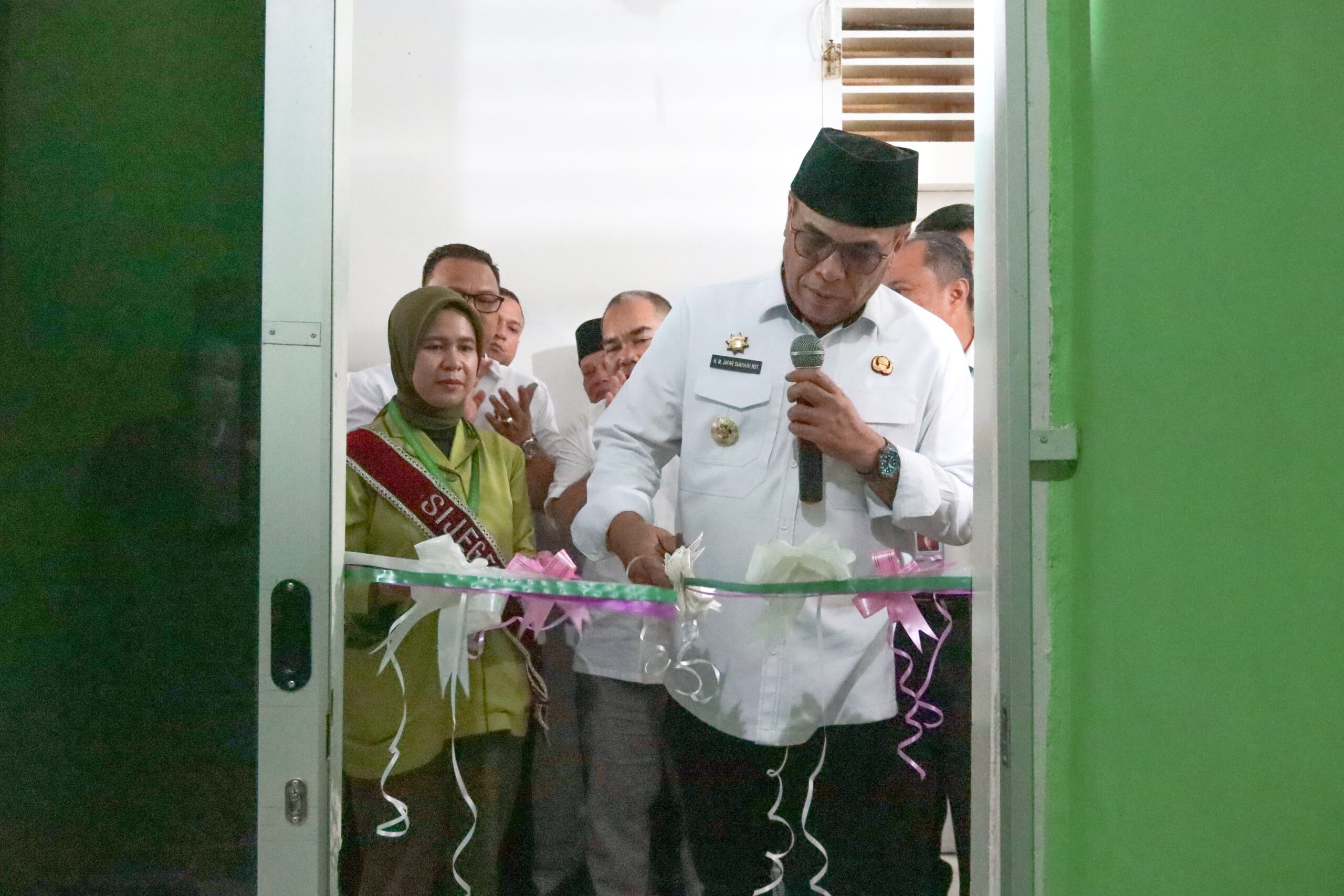 Teks foto: Waspada/Irham H. Nasution Bupati Madina HM Jafar Sukhairi Nasution meresmikan pelayanan operasi mata di RSUD Panyabungan, Madina, Rabu (13/12).