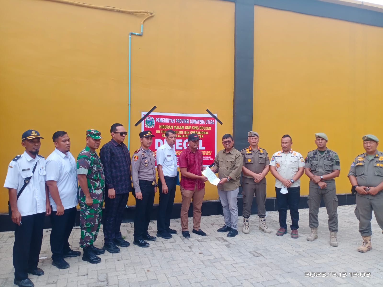 Teks Foto/Beritasore/ist  Tempat hiburan malam OKG yang berlokasi di Jalan Karya Jadi Kecamatan Batang Serangan, Langkat kembali dilakukan penyegelan  Pemerintah Provinsi Sumatera Utara, Rabu (13/12/23).