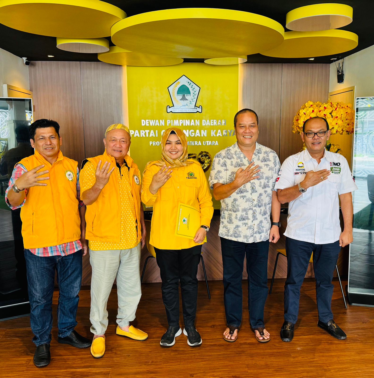 Teks foto: Didampingi pengurus DPD Golkar  Sumut dan Madina, Atika Azmi Utammi Nasution secara resmi menerima surat perintah dari DPP Partai Golkar untuk Bacakada Madina di Pilkada 2024. beritasore/Ist