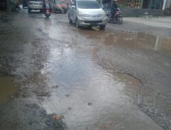 Warga Keluhkan Jalan Berlubang di Jalan Sei Mencirim