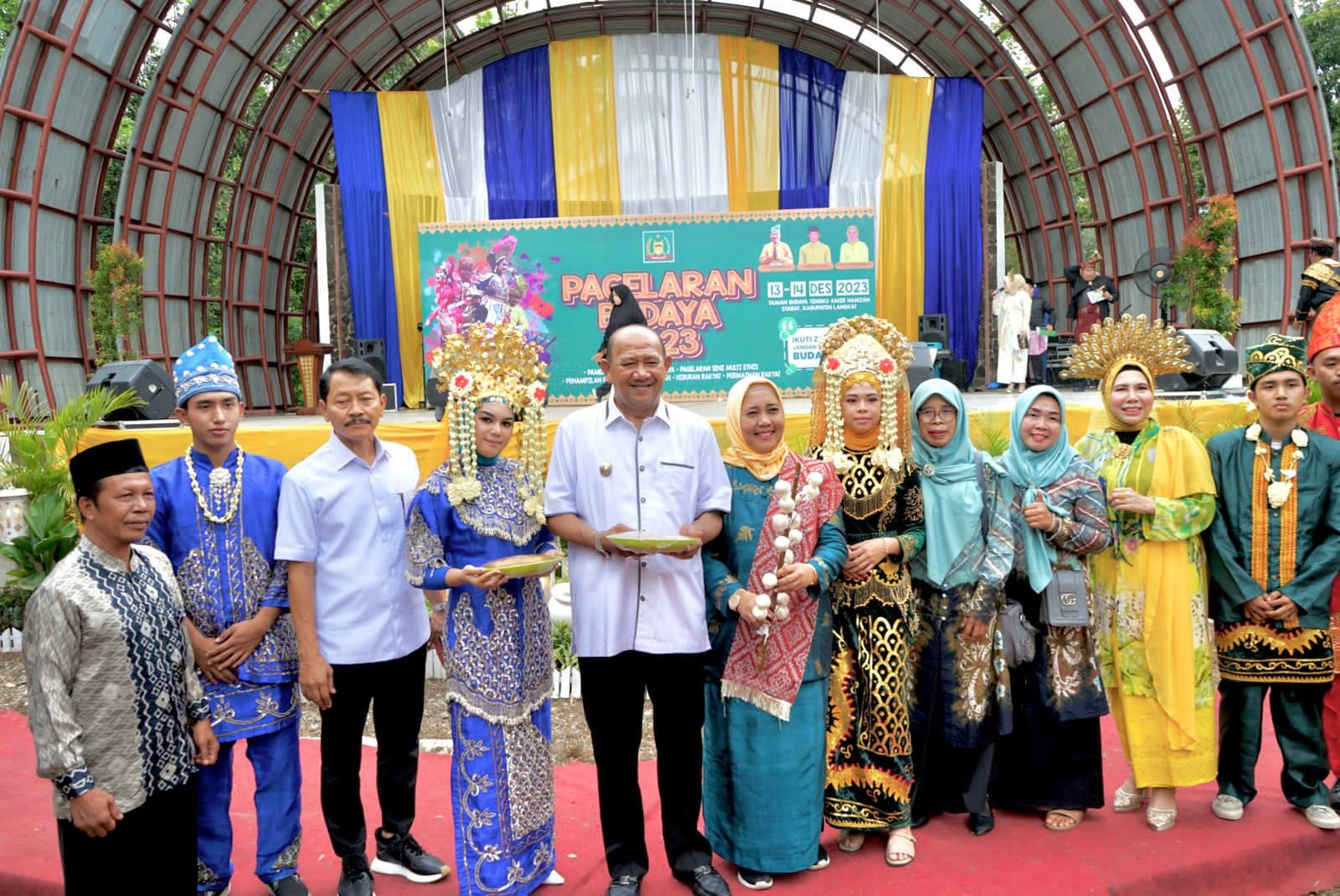 Teks Foto/Beritasore/ist   Plt Bupati Langkat H.Syah Afandin SH membuka pagelaran kebudayaan 2023, di Taman Budaya T  Amir Hamzah Stabat, Rabu (13/12/2023).