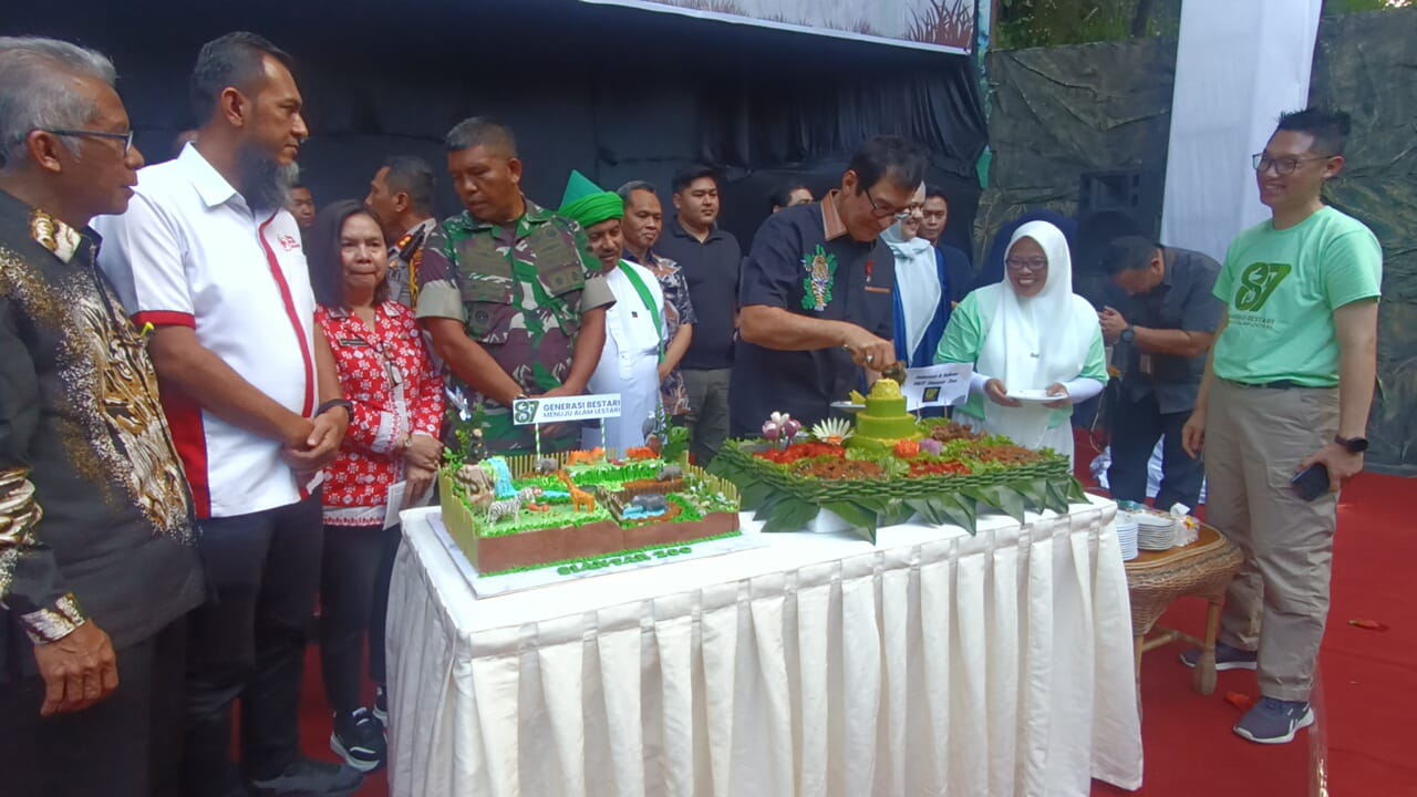Ketua Umum PKBSI DR.H.Rahmat Shah melakukan pemotongan tumpeng dalam rangka memperingati HUT ke-87 Taman Hewan Siantar didampingi para undangan.