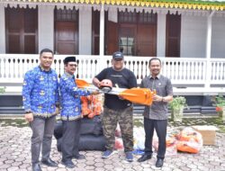 Pj Bupati Aceh Tamiang Serahkan Perlengkapan Arum Jeram