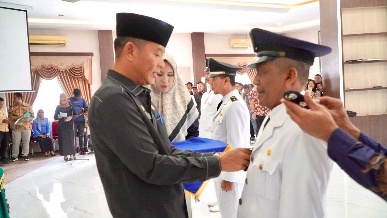Teks Foto /Beritasore/ist   Sekdakab Langkat H. Amril, S.Sos, M.AP melantik dan mengambil sumpah jabatan Kepala Desa PAW, di Ruang Pola Kantor Bupati Langkat, Jum'at (15/12/2023). 