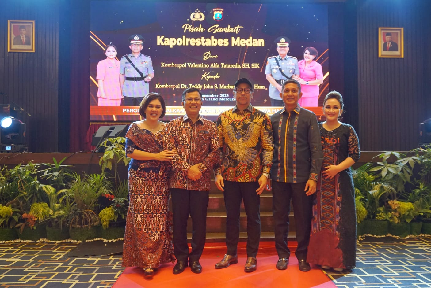 Teks foto: Kapolrestabes Medan yang baru Kombes. Pol. Dr. Teddy John Sahala Marbun, S.H., M.Hum. berfoto bersama dengan Kombes. Pol. Valentino Alfa Tatareda, S.H., S.I.K. dan penyanyi ibu kota Sammy Simorangkir di acara pisah sambut Kapolrestabes Medan, Selasa (19/12/2023)