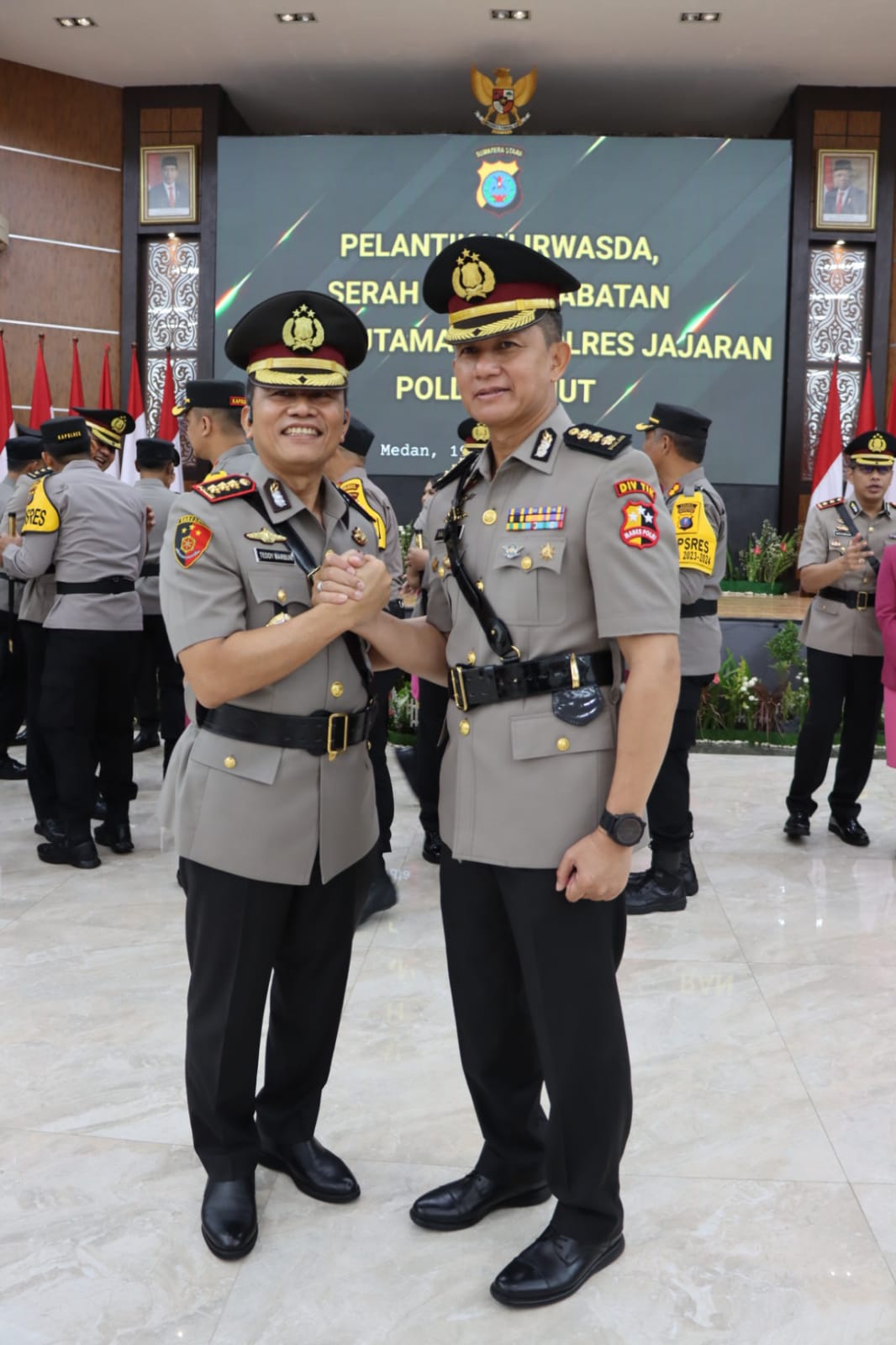 Berita Sore/Ist Kapolrestabes Medan yang baru Kombes Pol Teddy Jhon Sahala Marbun salam komando dengan Kombes Pol Valentino usai sertijab Kapolrestabes Medan.
