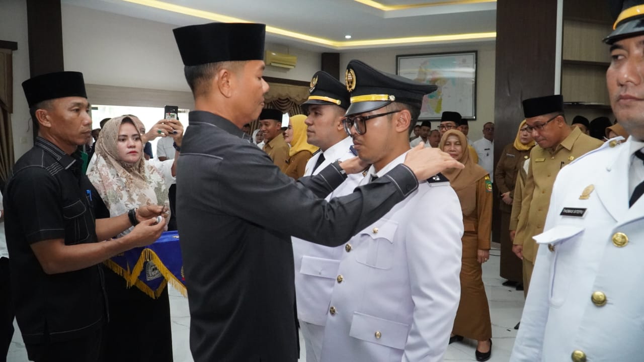 Teks Foto/Beritasore/ist  Sekdakab Langkat H.Amril, S.Sos, M.AP melakukan pengukuhan, pengangkatan dan nengambil sumpah ASN Pemkab Langkat. di Ruang Pola Kantor Bupati Langkat, Rabu (20/12/2023).
