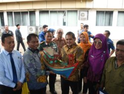 Bupati Sergai Serahkan Bantuan Sampan Penangkap Ikan Kepada Nelayan di Tj Beringin