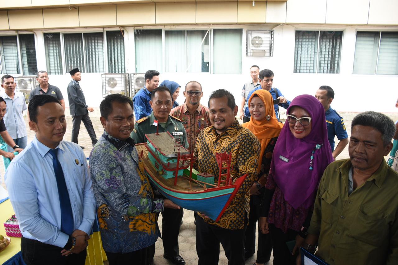 Teka foto:Bupati Serdang Bedagai H Darma Wijaya, (kiri) menerima cindra mata sampan mini dari Dinas Perikanan Kabupaten Serdang Bedagai, Tanjung Beringin, Kamis,21-12-20230(Beritasore-Azwen)