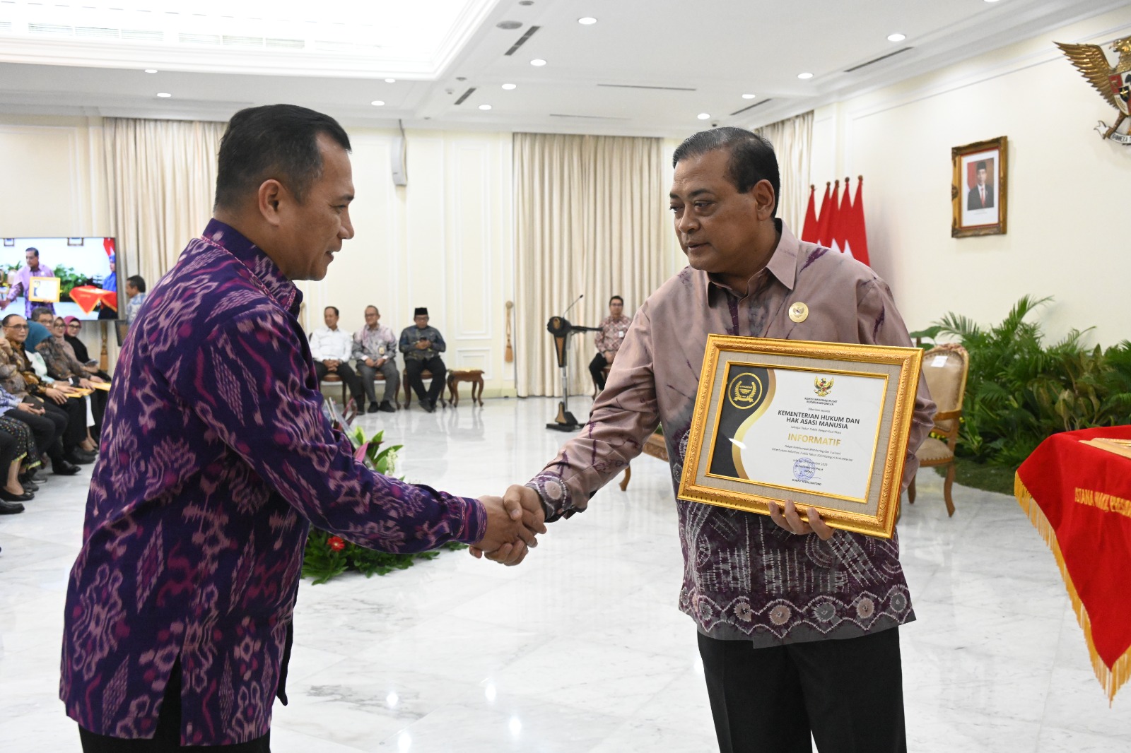 Teks fhoto: Kementerian Hukum dan Hak Asasi Manusia (Kemenkumham) sukses mempertahankan predikat sebagai badan publik informatif dalam kualifikasi penilaian terhadap pelayanan informasi publik. beritasore/alirsyah