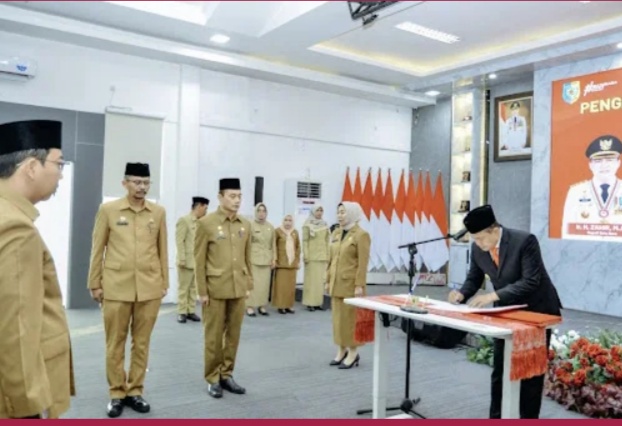 Teks fhoto: Bupati Batu Bara Ir.H Zahir M.AP melantik Pejabat Pimpinan tinggi pratama dan telah mendapat persetujuan Komisi Aparatur Sipil Negara (KASN) dan Pemprovsu di Rumdis Bupati Komplek Inalum Kwala Tanjung Kecamatan Sei Suka Jum"at (22/12/2023). beritasore/alirsyah