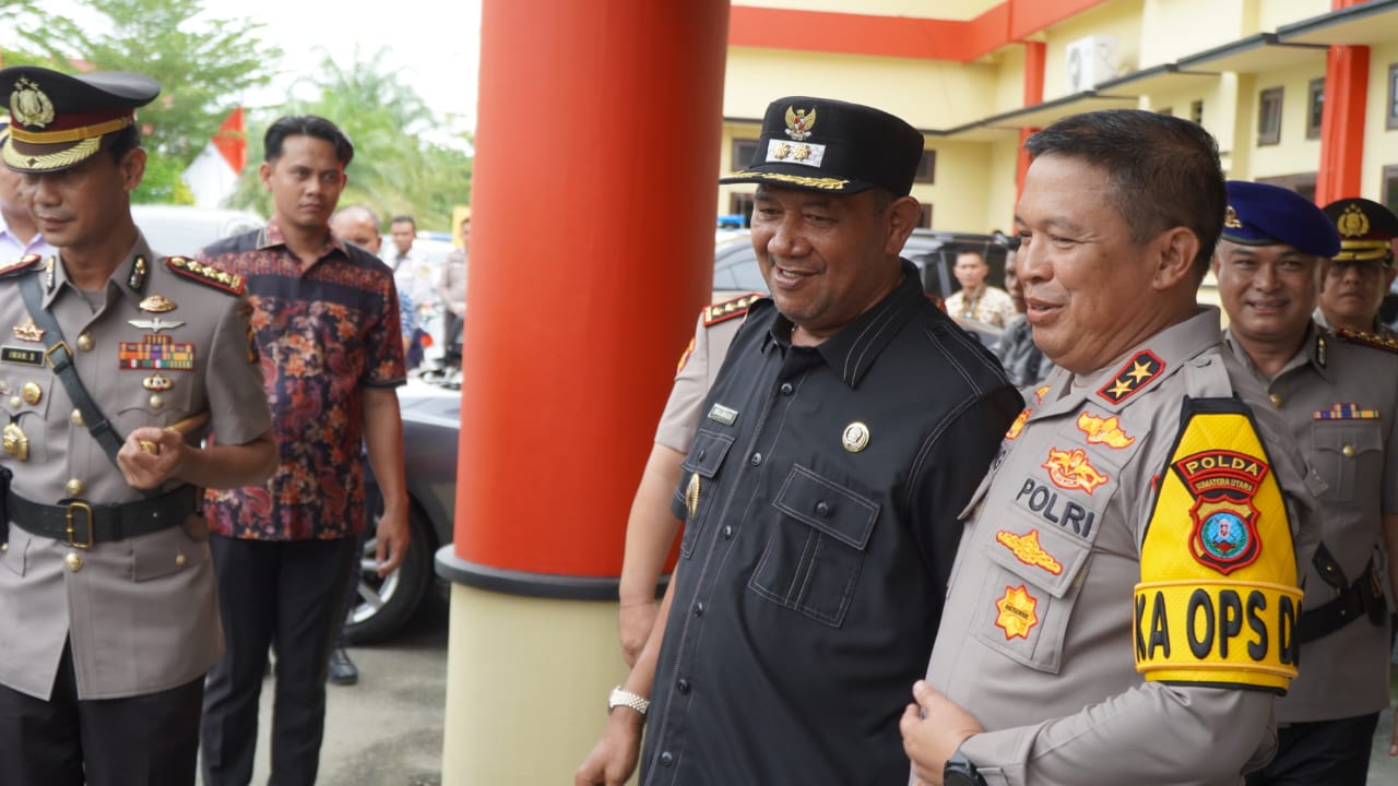 Teks Foto/Beritasore/ist    Plt Bupati Langkat H.Syah Afandin SH hadiri Penutupan Pendidikan, Pelantikan dan Pengambilan Sumpah Bintara Polri Gel.ll.T.A.2023 di Lapangan Upacara Satya Haprabu SPN Hinai Polda Sumut Langkat, Kamis (21/12/2023).