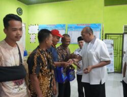 Syah Afandin Serahkan Bantuan Bedah Rumah