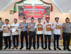 Lapas Kelas II A Labuhan Ruku Serahkan  SK Remisi Natal