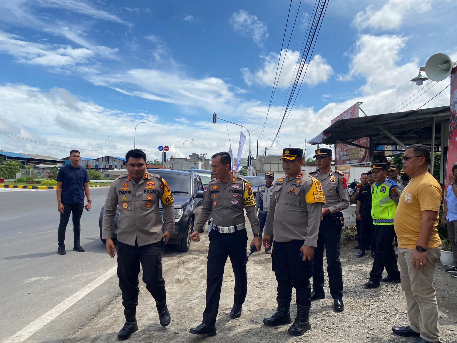 Teks fhoto Beri Pengamanan Natal & Tahun baru 2024, Kapolres Batu Bara AKBP Taufiq Hidayah Thayeb S.H.,S.I.K didampingi PJU pantau Pos Pam di wilayah Hukum Polres Batu Bara Selasa (26/12-2023).beritasore/alirsyah
