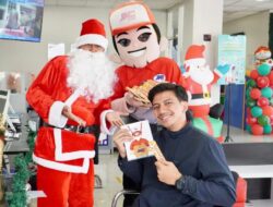 Nuansa Natal di Counter JNE Seluruh Indonesia, Sinterklas Bagi Coklat ke Pelanggan