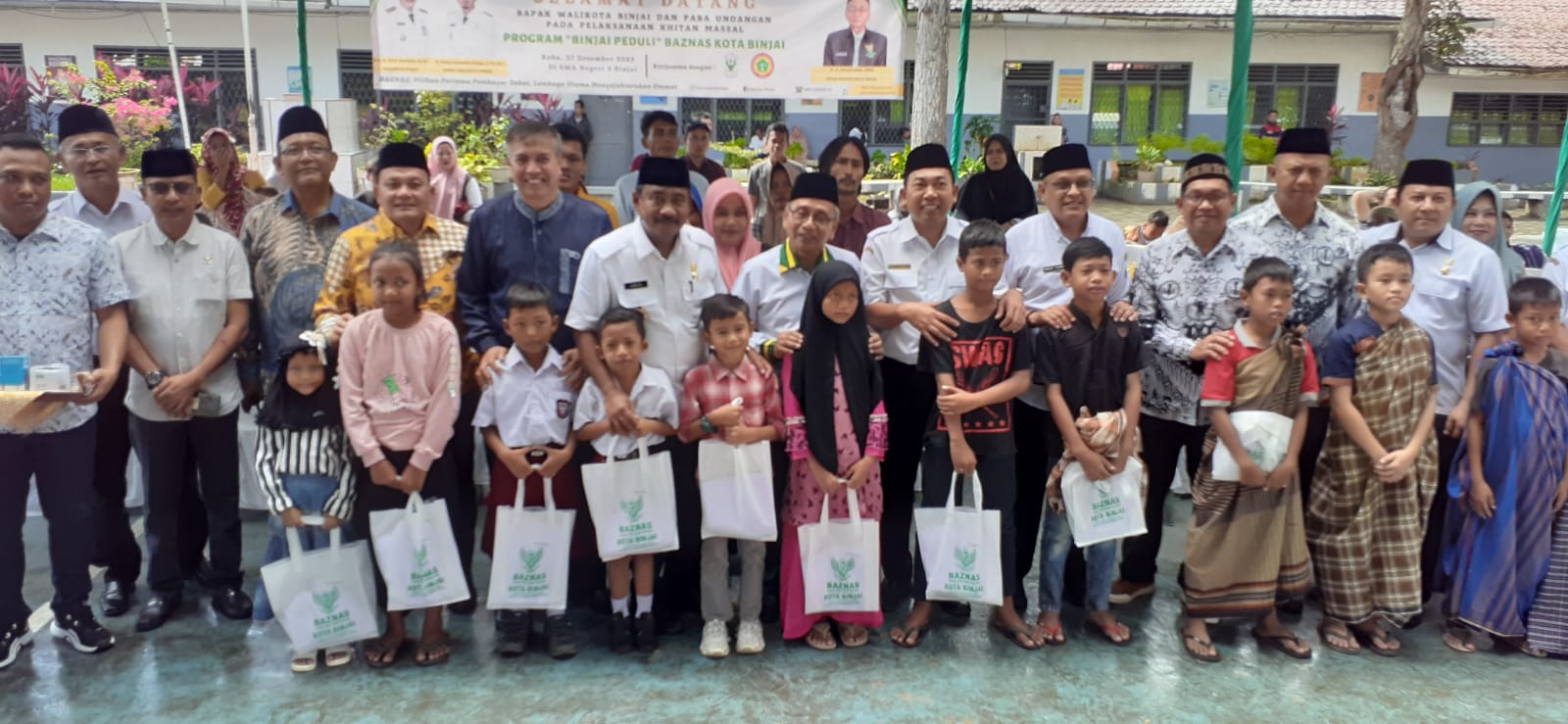 Teks foto : Wali Kota Amir Hamzah bersama Ketua DPRD dan pengurus Baznas serta siswa penerima bantuan dan akan di khitan. ( Berira/RR)